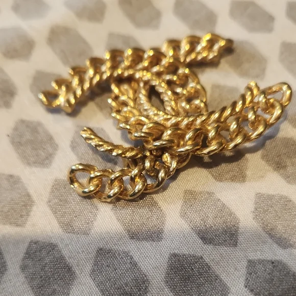 Vintage CHANEL Twisted Gold Chain Emblem (Need Fixing)